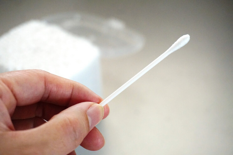 ガーゼ・綿棒で舌を軽くこすって確認する方法