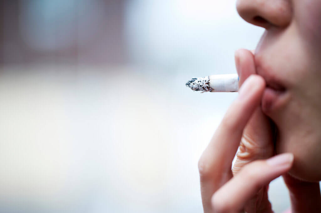 喫煙者に多い「口臭がドブ臭くなる」3つの原因
